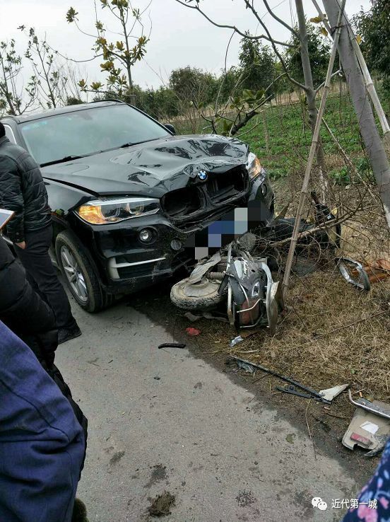 南通如东:一辆宝马x5撞上摩托车,摩托车主死亡