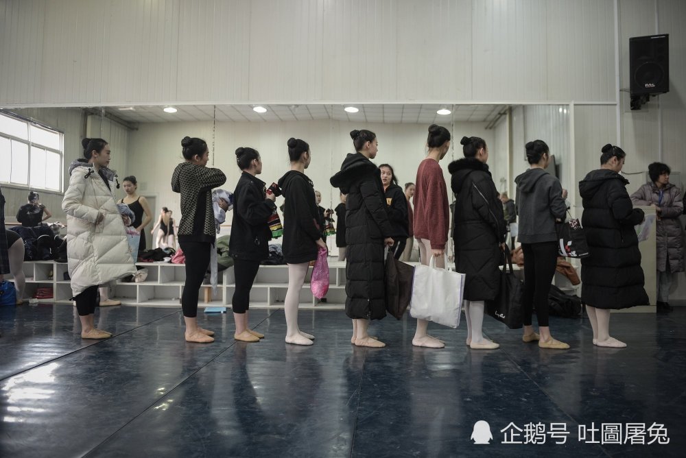 天津音乐学院艺考开考 00后美女考生凌空劈叉秀才艺