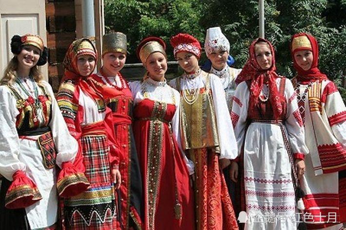 俄罗斯联邦--传统上,俄罗斯人的民族服装由衬衫,面板(缠腰布),萨拉凡