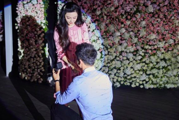 范冰冰疑现身雍和宫跪地烧香 网友猜测在求子