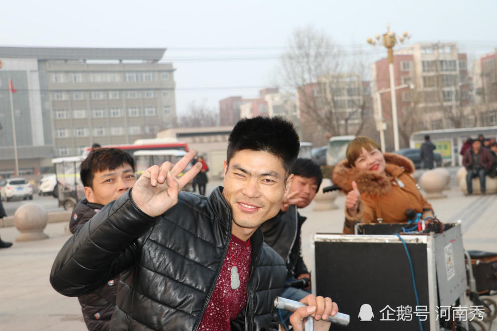 触动心灵!他们身残志坚依然笑对人生,老人孩子