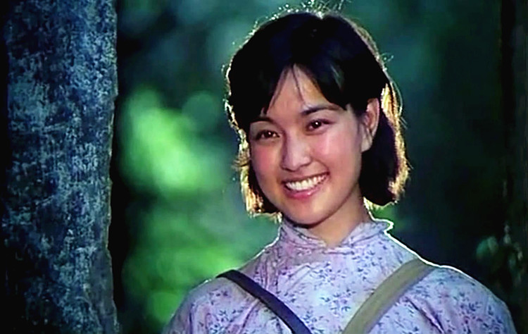 电影《芳华》主旋律与结尾熟悉的插曲让我们回想起当年电影《小花》