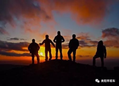 上层社会人捧人,下层社会人踩人