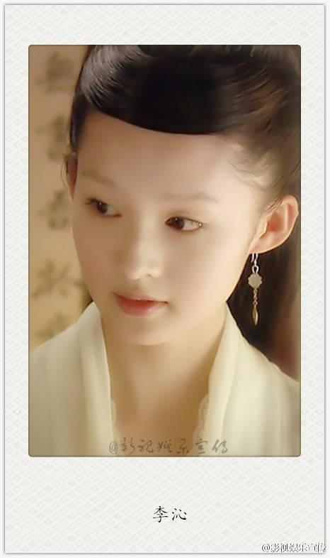 李沁凭借新版《红楼梦》出道,饰演"薛宝钗"一角,但她也并没有因此走红