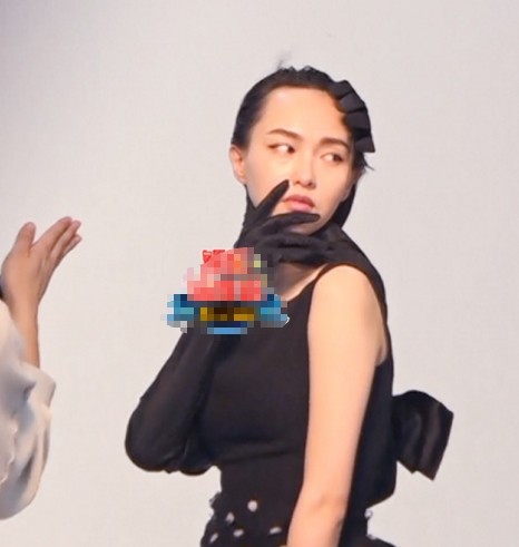 唐嫣复古装扮拍大片,网友:发际线直逼杨幂!