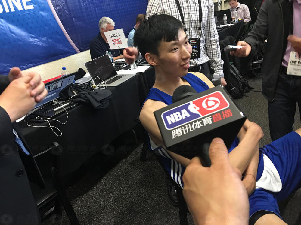 周琦体测数据惊人 莫雷锡伯杜场外观察