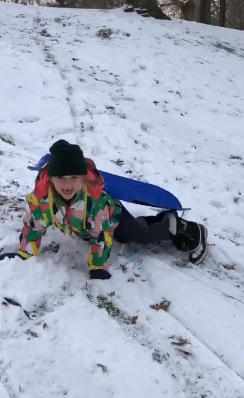 贝克汉姆带娃去滑雪,还晒出了温馨自拍,不过小七摔倒