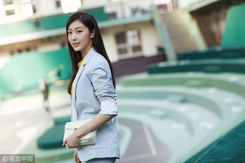 90后小花钟祺干练现身巴黎时装周 全英文接受