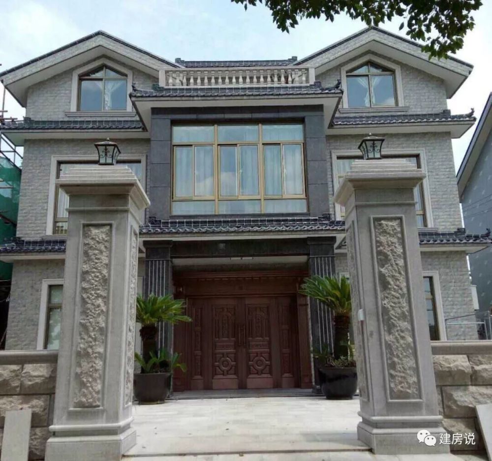 河北实景15:大落地窗,露台,门廊,老虎窗等欧式元素把别墅装饰得很有