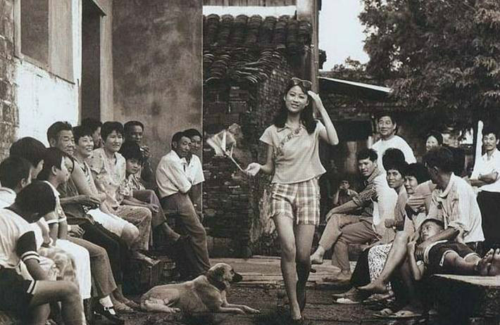 1988年中国老照片,图1美女打扮时尚