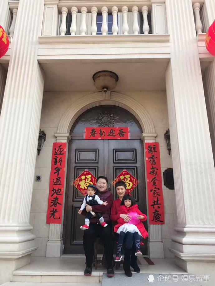 金巧巧晒全家福超温馨 二胎儿子首露正面