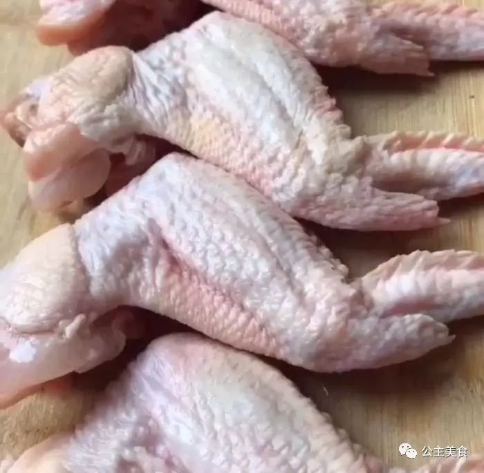鸡翅里包上米饭,整个整个的吃,老婆吃两个儿子要三个