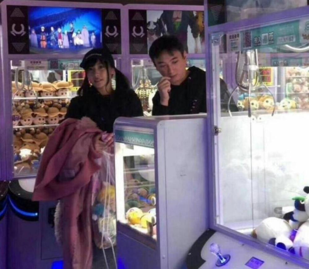 王思聪眼镜杀现身三亚电音节,斯文帅气的他又