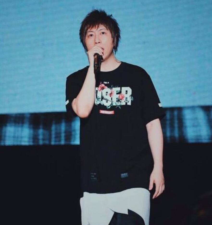 五月天阿信被曝隐婚生子,突发长文深情告白准