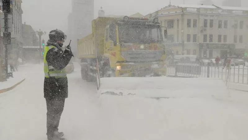 哈尔滨市气象台17日11:00发布暴雪黄色预警信号:预计17日夜间,哈尔滨