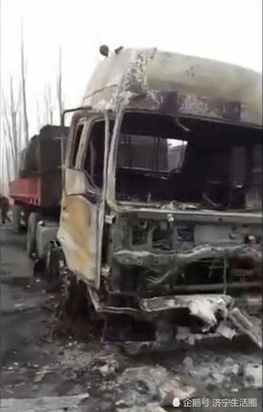 梁山煤厂发生大火 烧毁三辆大货车