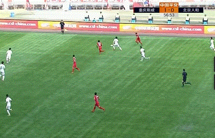 费尔南多左路角球传中,卡尔德克后点头球攻门偏出右侧立柱.