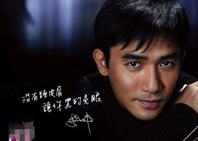 照片中刘嘉玲气质依旧,梁朝伟的笑容还是那么迷人.