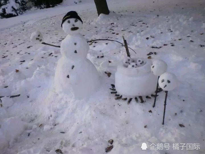 英国大雪后现各种搞怪雪人画风堪比恐怖片