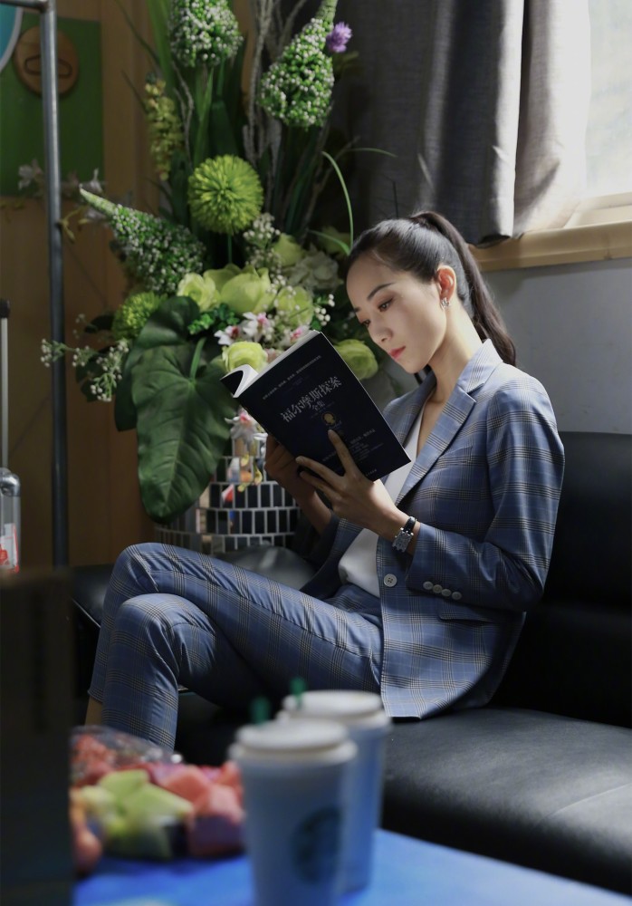 韩雪参与录制《我是大侦探》,高马尾侧颜看书的样子太