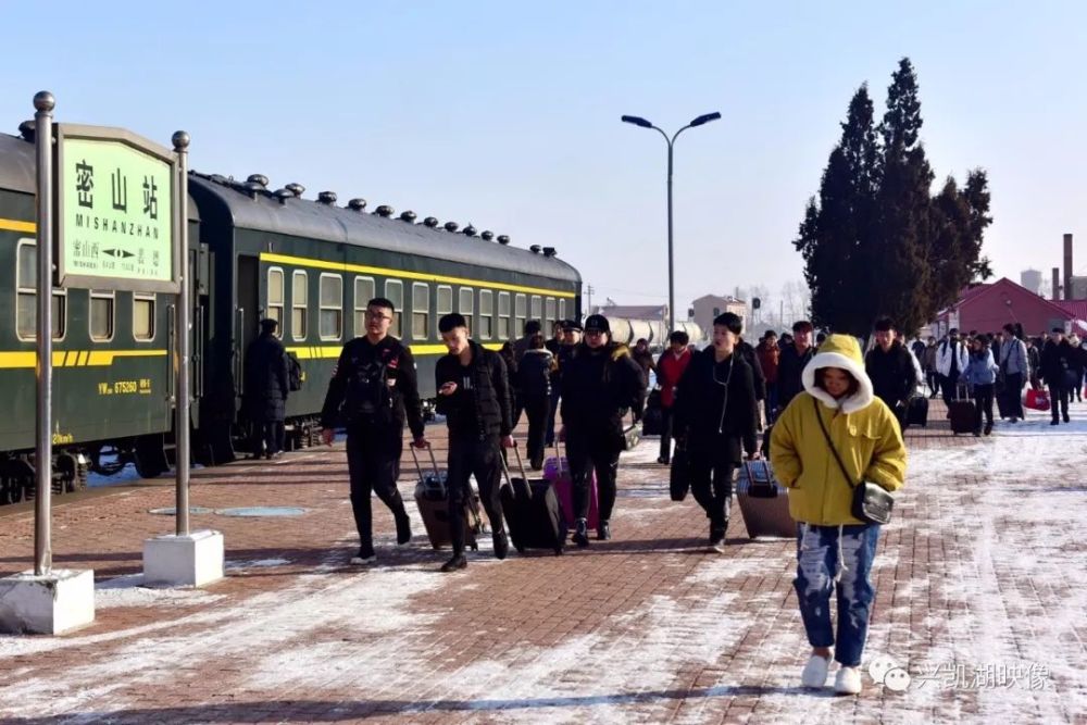 大雪,春运,密山火车站旅客骤增——候车室里,他们在忙