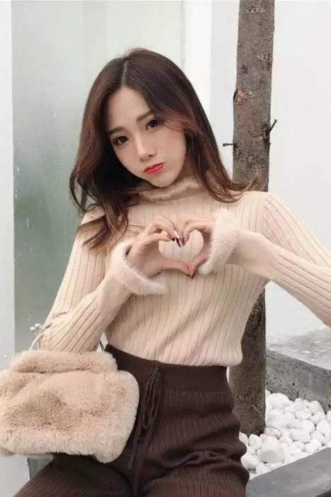 ps:如果有大胸妹子想选宽松款式毛衣的,一定记得选针织.
