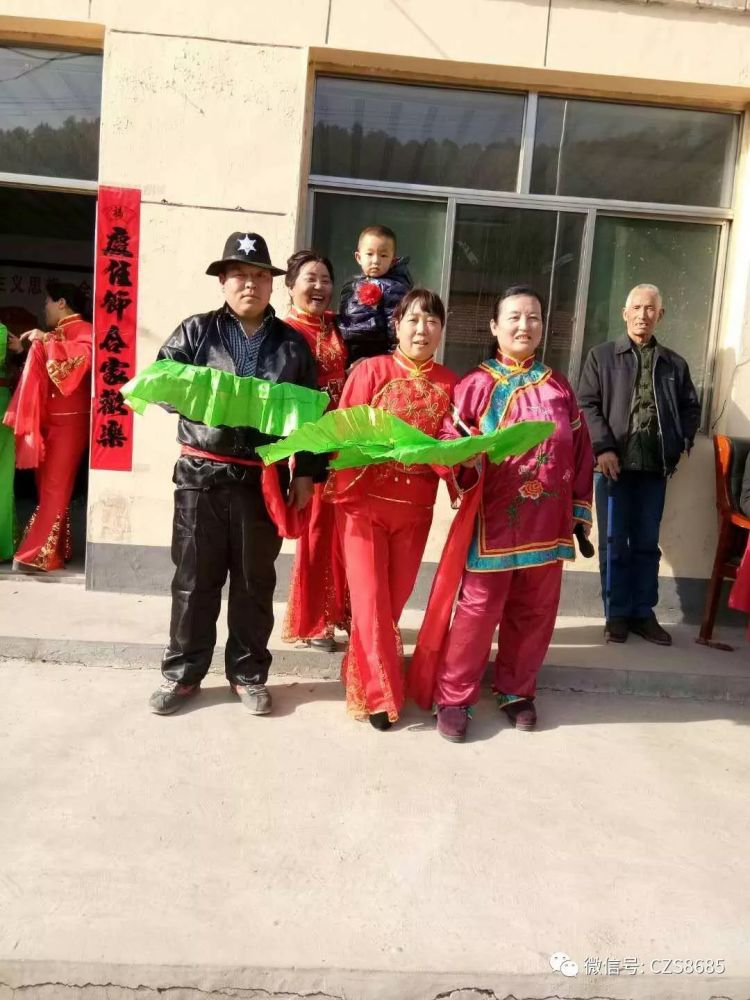 沁源县交口乡马泉村闹红火……这位大哥扭的真不赖!