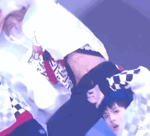 蔡徐坤眼影唇膏&朱正廷化妆包，练习生们的面膜我们都扒出来了