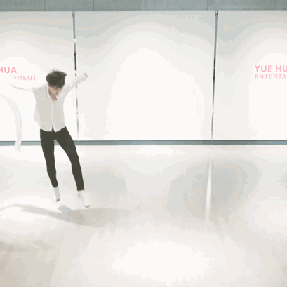 蔡徐坤眼影唇膏&朱正廷化妆包，练习生们的面膜我们都扒出来了