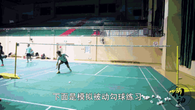 羽毛球网前勾对角球往回拉拍滑过去,贴网过去