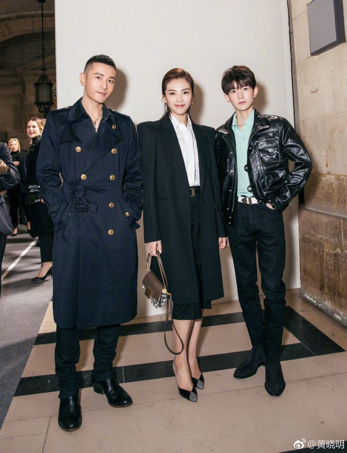 王源在巴黎时装周偶遇粉丝 还为她选衣服