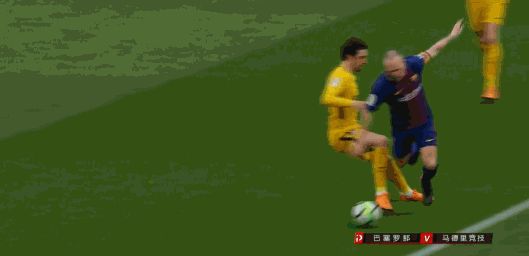 第5分钟,伊涅斯塔左路起球,皮球被马竞队员解围后,库蒂尼奥跟上攻门