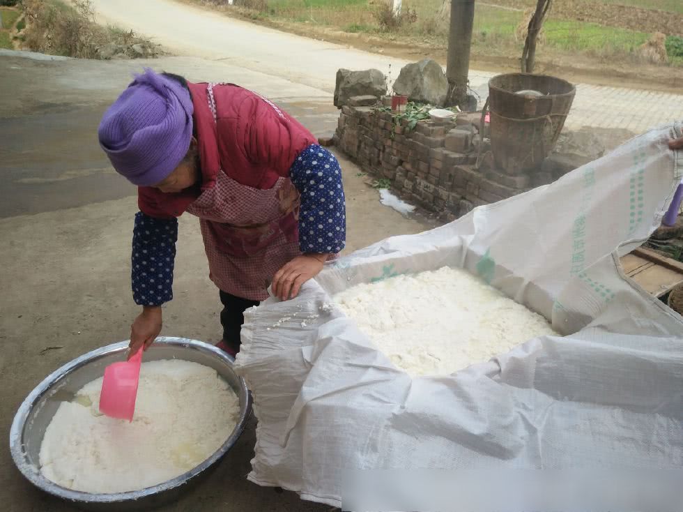 实拍农村家里制作豆腐全过程,你们那里是这样怎么做的