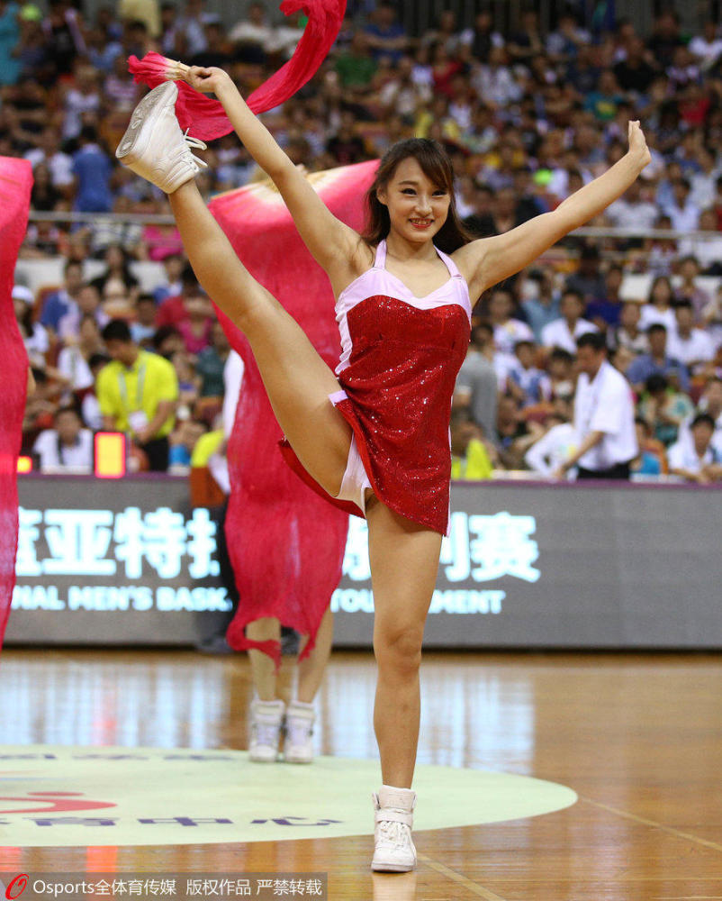 篮球宝贝热舞动作火辣 秀高难度侧翻