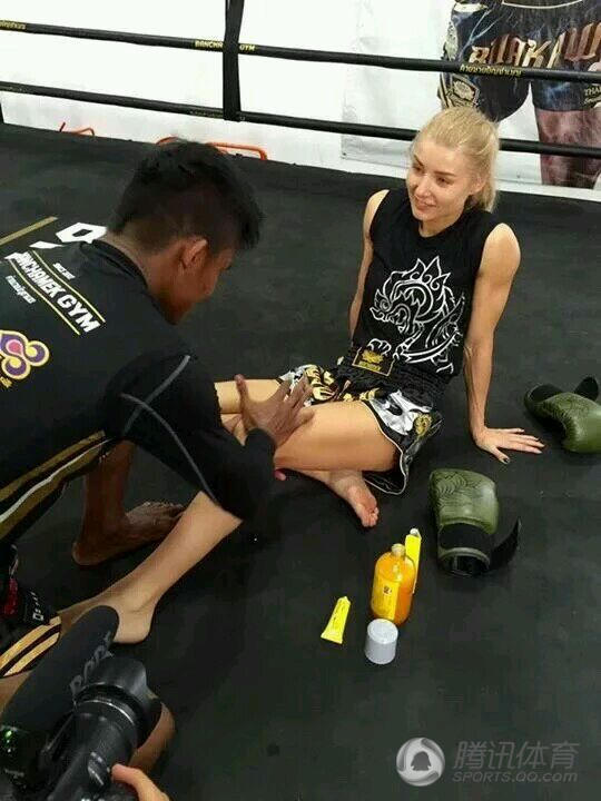 白俄小姐爱最硬男人 盼播求KO一龙_学生时代