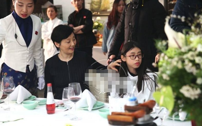 冯小刚徐帆夫妇当年领养的先天眼疾女婴,如今已出落的