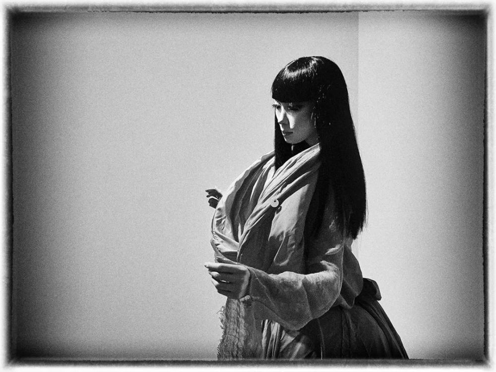 她定义了西方时尚圈眼中的东瀛美人 Kenzo18春夏系列为她拍了一支致敬广告 看点快报