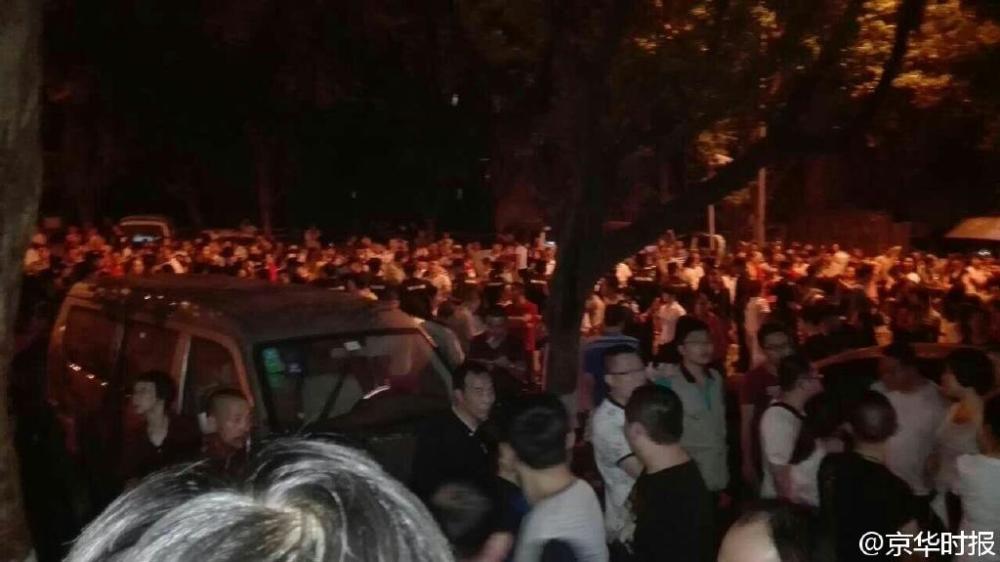 重庆数百市民围堵社区医院质疑假疫苗