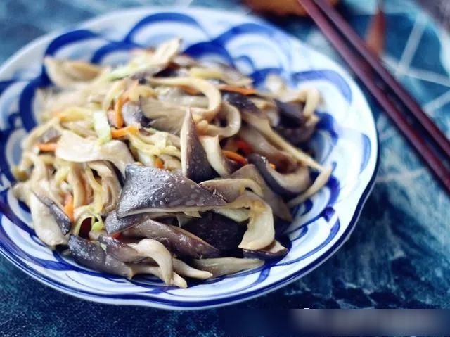 这种蘑菇常见又便宜,美味又营养,腰腿痛就