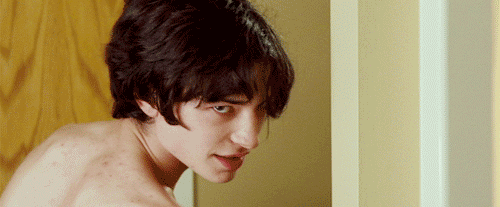 又在青春电影 《壁花少年》中饰演一个心地善良,敏感多情的同性恋