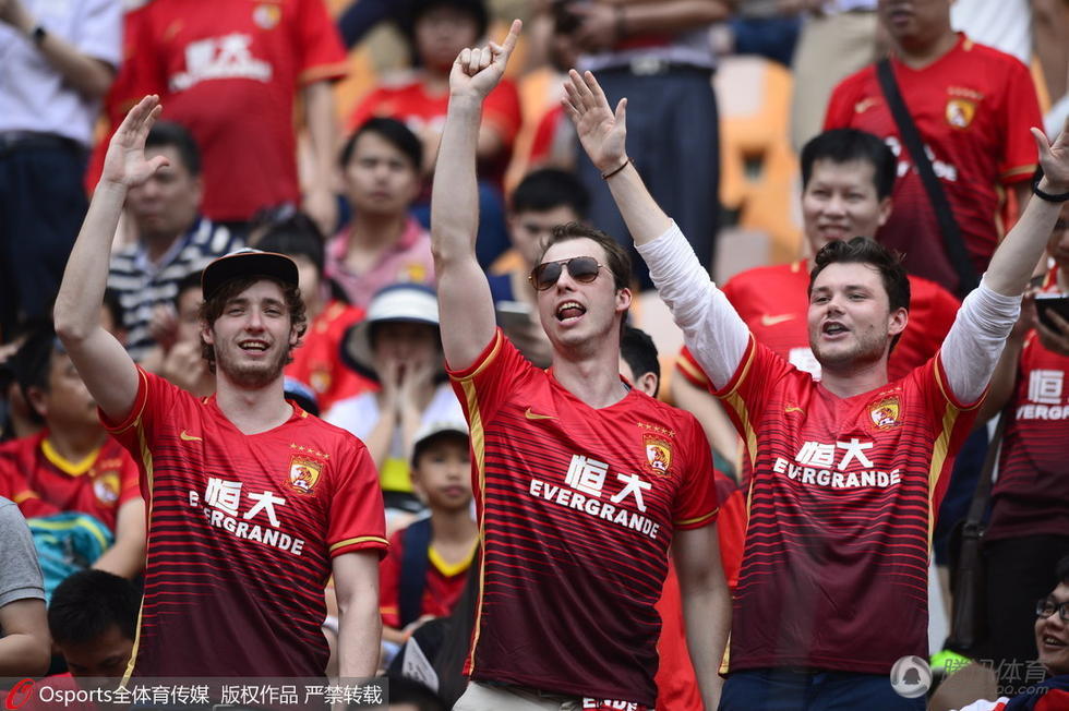 外国球迷助威恒大 小夫妻带宝宝看球