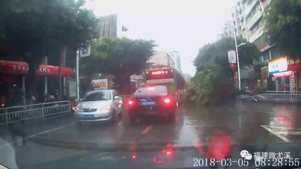 三明路灯被雷电击中 瞬间起火爆裂