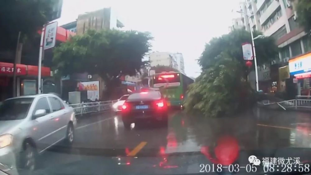 三明路灯被雷电击中 瞬间起火爆裂