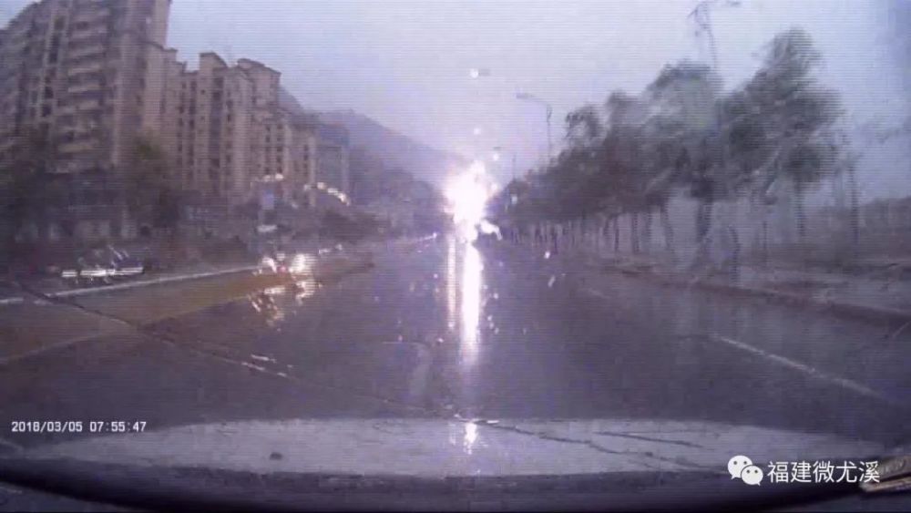 三明路灯被雷电击中 瞬间起火爆裂