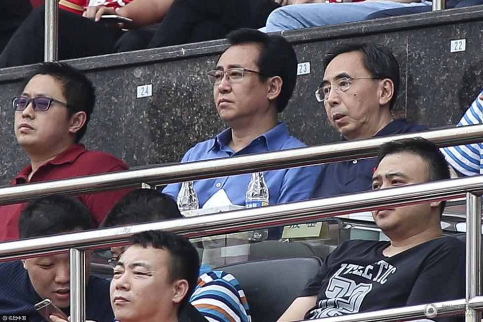 许家印与广东领导观战 刘永灼陪同