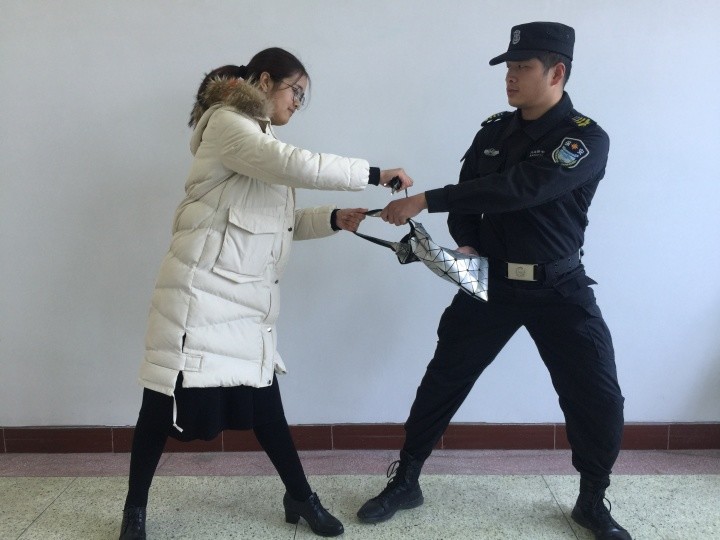 保安救女老总_李信保安头像(2)
