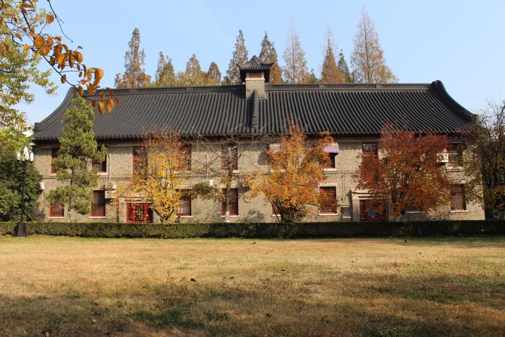 说起南京大学,知情的人多半会想起它的前身国立中央大学,那个曾执中国