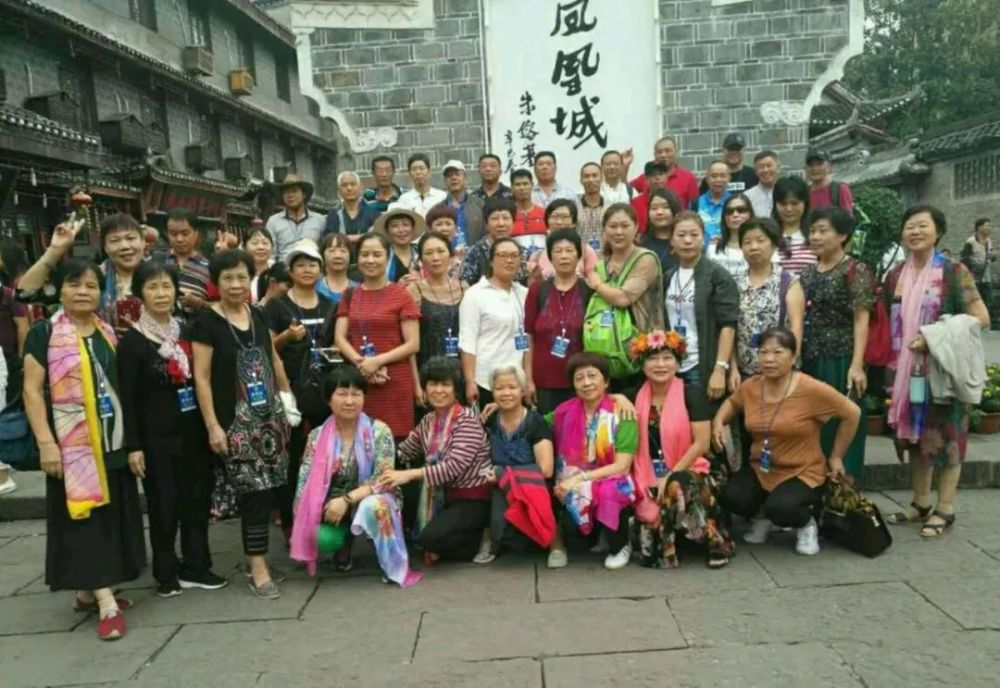 小说通过湘西儿女翠翠,恋人傩送的爱情悲剧,反映出湘西在一代又一代