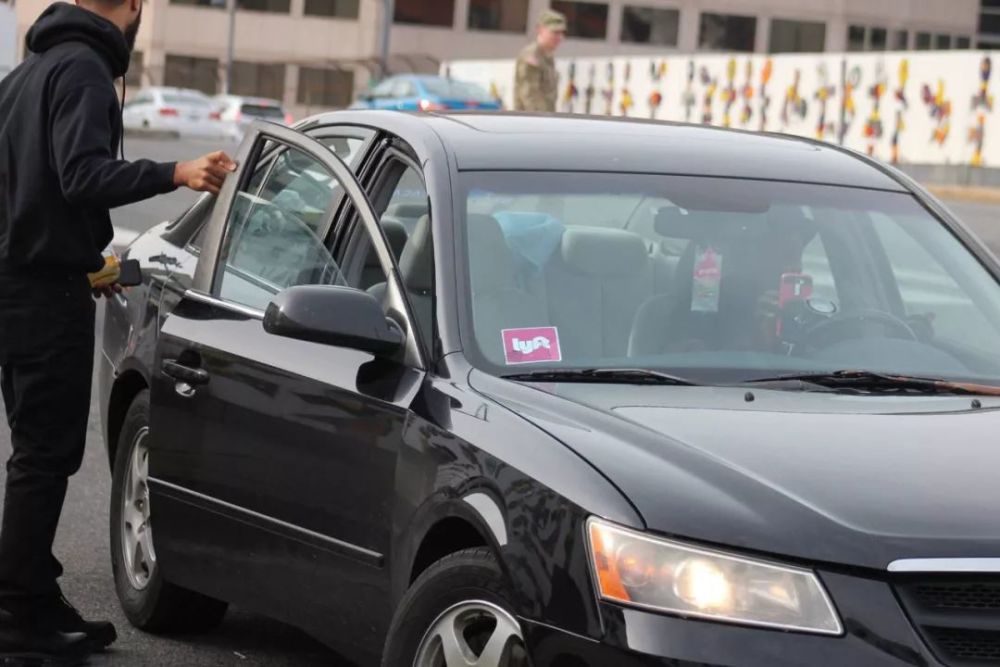 打车选uber还是lyft 看点快报