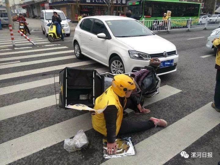 市区辽河路一外卖小哥送餐途中遇车祸……值得深思!